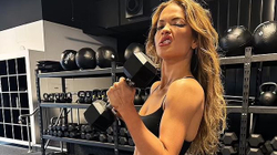 Rita Ora nxjerr në pah muskujt teksa ngre pesha dhe ushtron