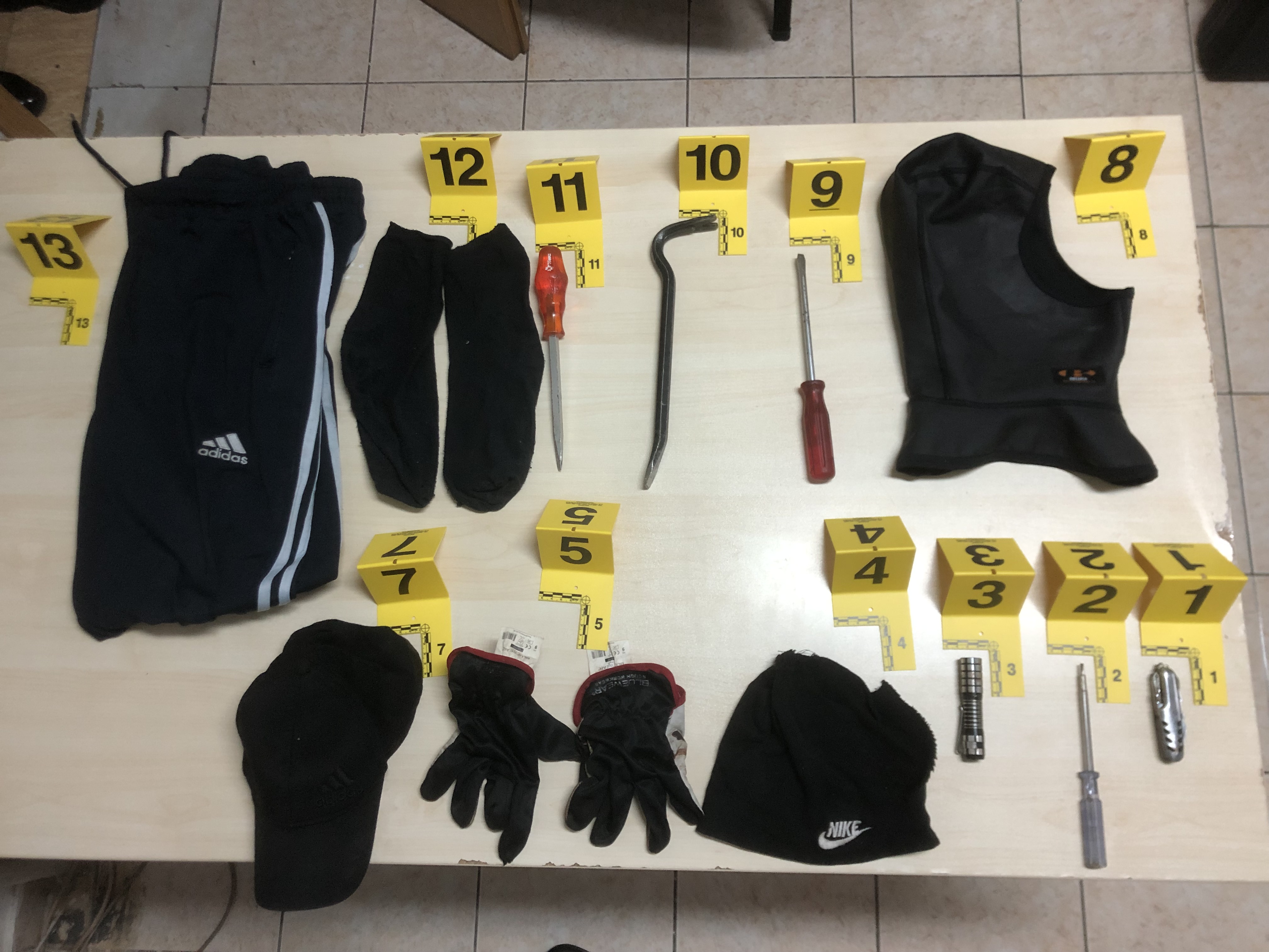 Policia kap dy hajdutë të maskuar brenda marketit në Pejë