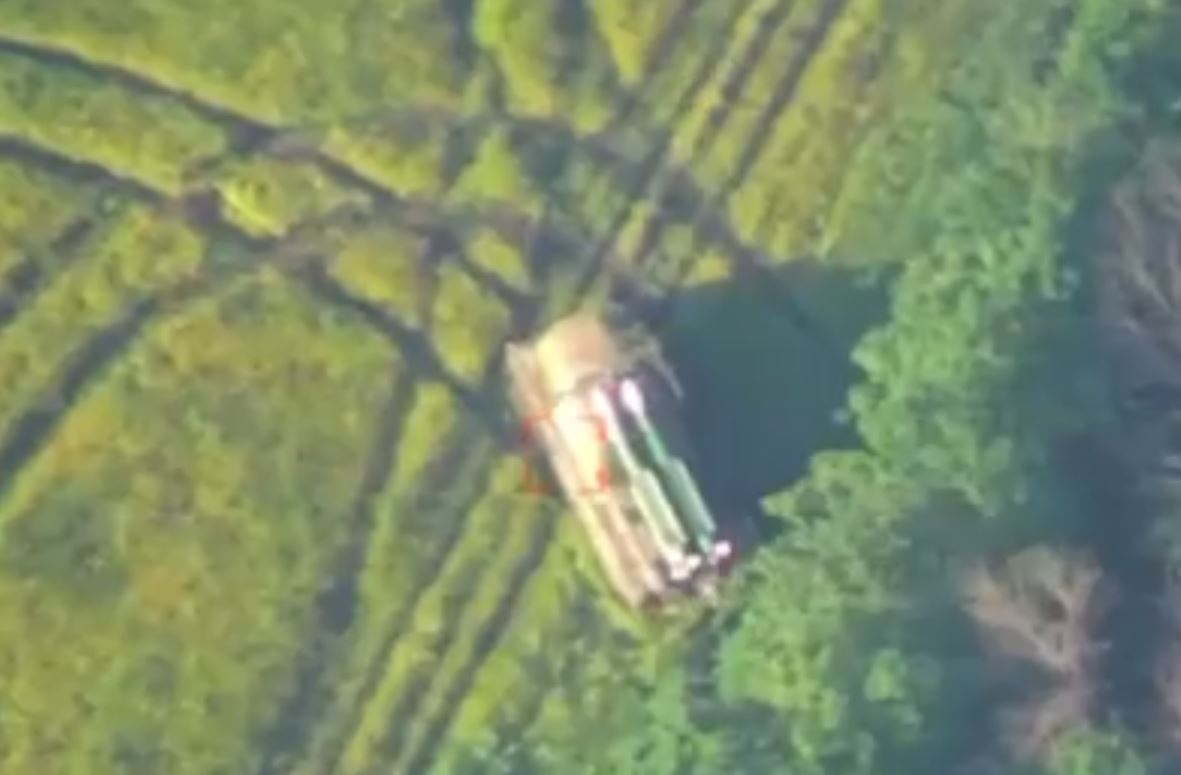 Momenti kur tanku rus i mbushur me raketa shpërthen nga predhat