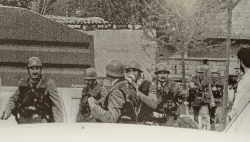 Shtetrrethimi pas demonstratave, Prishtinë më 1981 (Foto: Ilaz Bylykbashi)