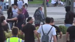 Gazetari i huaj sulmohet nga protestuesit serbë në protestën “kundër dhunës” Beograd