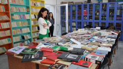 Librat nga biblioteka personale e Edi Shukriut hapen për lexuesit në Prizren