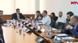 Murati lavdëron veten për punët në Ministri, opozita e bashkëpartiaku e kritikojnë ashpër