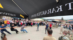 Në mes të protestave, KFOR-i luan me serbët pak ditë pasi iu plagosën 30 ushtarë
