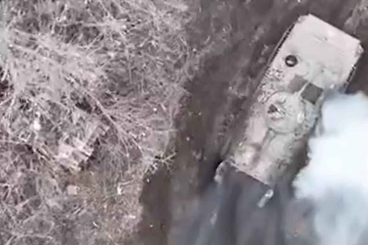 Dy rusë mezi dalin të gjallë nga tanku që iu vu flaka në fushëbetejë