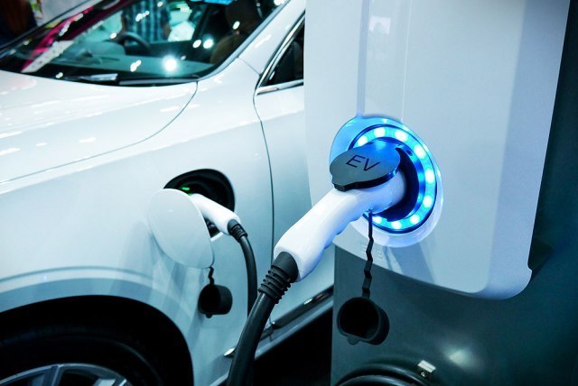 Britania do t’i humbë 11 miliardë euro shkaku i automjeteve elektrike