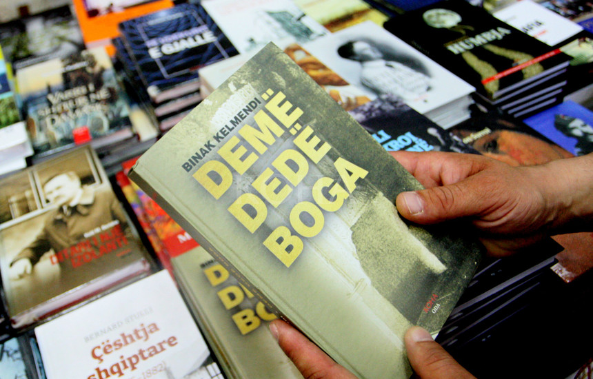 Romani “Demë Dedë Boga” i Binak Kelmendit është një kronikë për kohët e gjata të sundimit të tokave tona nga të huajt dhe përpjekjet e suksesshme të pushtuesve për, siç e thotë autori, ngulitjen e traditave dhe zakoneve të tyre (Foto: Driton Paçarada)