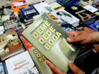 Romani “Demë Dedë Boga” i Binak Kelmendit është një kronikë për kohët e gjata të sundimit të tokave tona nga të huajt dhe përpjekjet e suksesshme të pushtuesve për, siç e thotë autori, ngulitjen e traditave dhe zakoneve të tyre (Foto: Driton Paçarada)