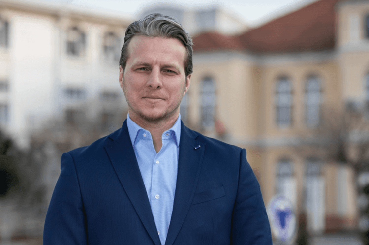 Arifi ftohet nga organet serbe për vendosjen e flamurit kombëtar