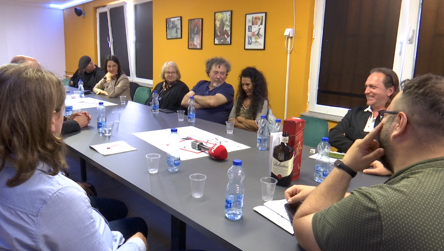 Shfaqjet teatrore nga vende të ndryshme të botës janë njëra anë e festivalit “MonoAkt”. Diskutimet janë ana tjetër, siç ka qenë të martën konferenca “Monodramë”, ku është përuruar “Drama e humbur në kohë” e Sashko Nasevit, e botuar në shqip