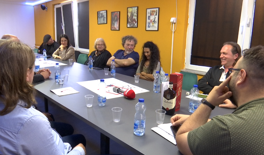 Shfaqjet teatrore nga vende të ndryshme të botës janë njëra anë e festivalit “MonoAkt”. Diskutimet janë ana tjetër, siç ka qenë të martën konferenca “Monodramë”, ku është përuruar “Drama e humbur në kohë” e Sashko Nasevit, e botuar në shqip