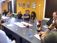 Shfaqjet teatrore nga vende të ndryshme të botës janë njëra anë e festivalit “MonoAkt”. Diskutimet janë ana tjetër, siç ka qenë të martën konferenca “Monodramë”, ku është përuruar “Drama e humbur në kohë” e Sashko Nasevit, e botuar në shqip