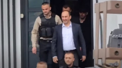 Aliu sulmohet me ngjyrë e vezë në Leposaviq, protestuesit tentuan t’ia bllokonin rrugën