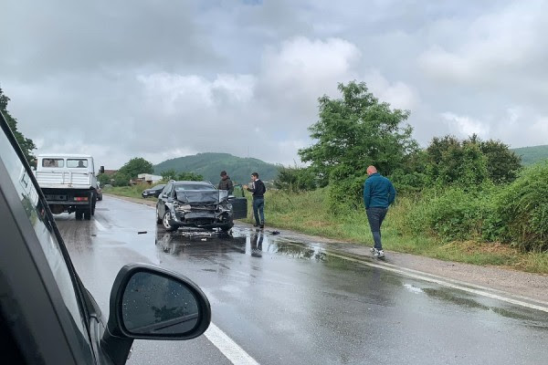 Tre të lënduar në aksidentin mes kamionit dhe dy veturave në rrugën Prishtinë-Podujevë