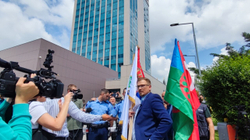 Politikani serb vendos flamujt e komuniteteve para ndërtesës së Qeverisë