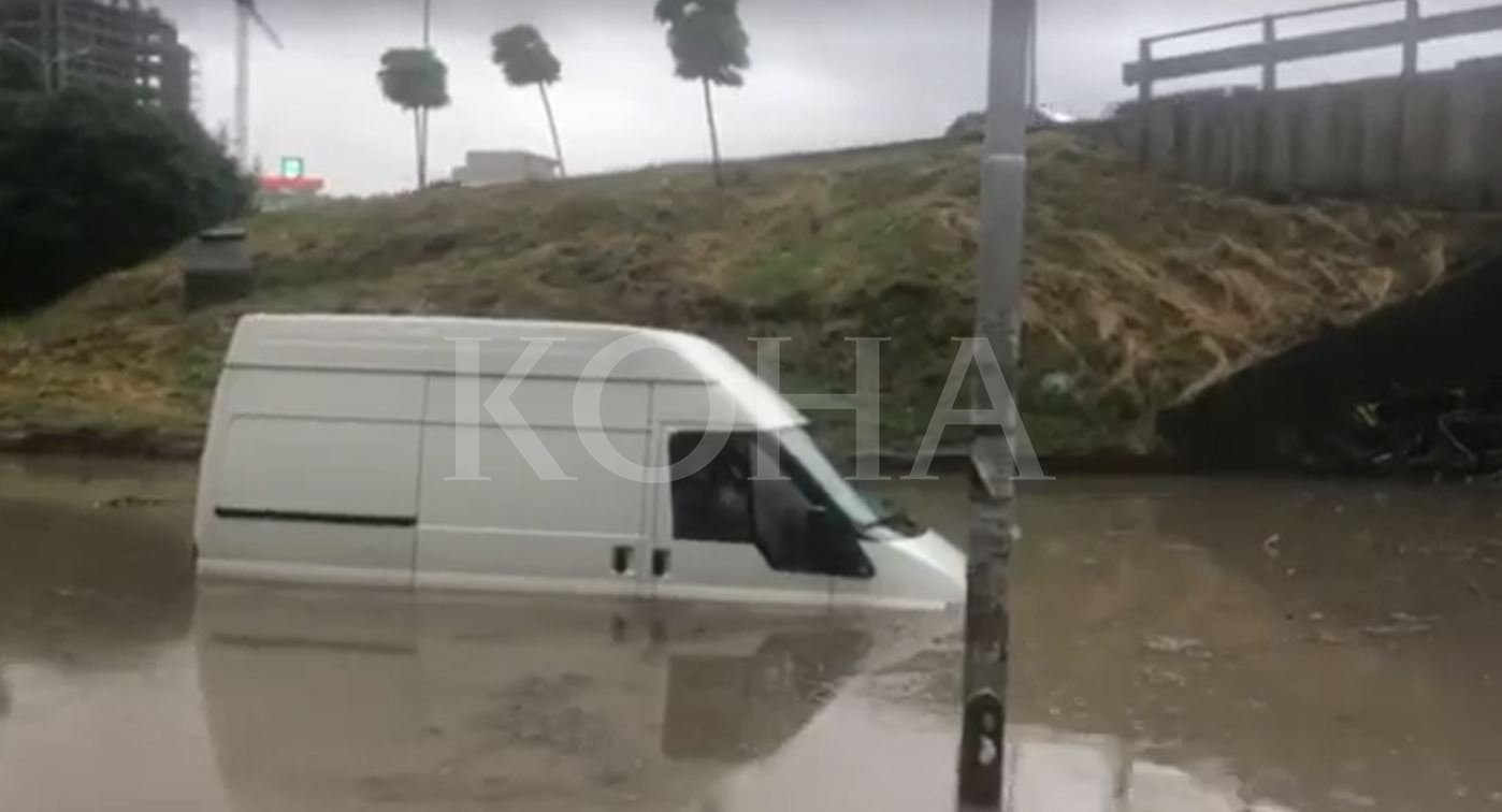 Shiu bllokon rrugën pranë stacionit të autobusëve, intervenojnë zjarrfikësit