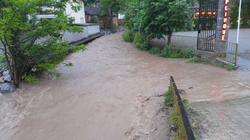 Banorët e Petrovës së Shtimes në hall nga vërshimet, kërkojnë rregullimin e shtratit të lumit