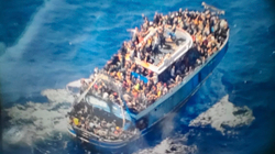 Si u fundos anija në brigjet e Greqisë