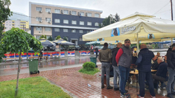Numër i vogël i qytetarëve para komunës së Leposaviqit, një ditë pas tensioneve