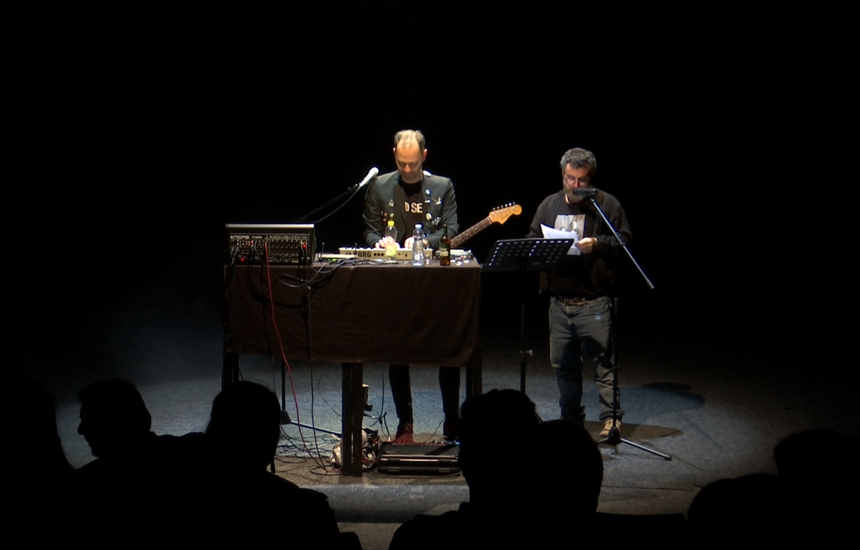 Alban Nimani dhe Shpëtim Selmani në “Luftë a tifo” të premten mbrëma në teatrin “Oda”