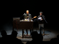 Alban Nimani dhe Shpëtim Selmani në “Luftë a tifo” të premten mbrëma në teatrin “Oda”