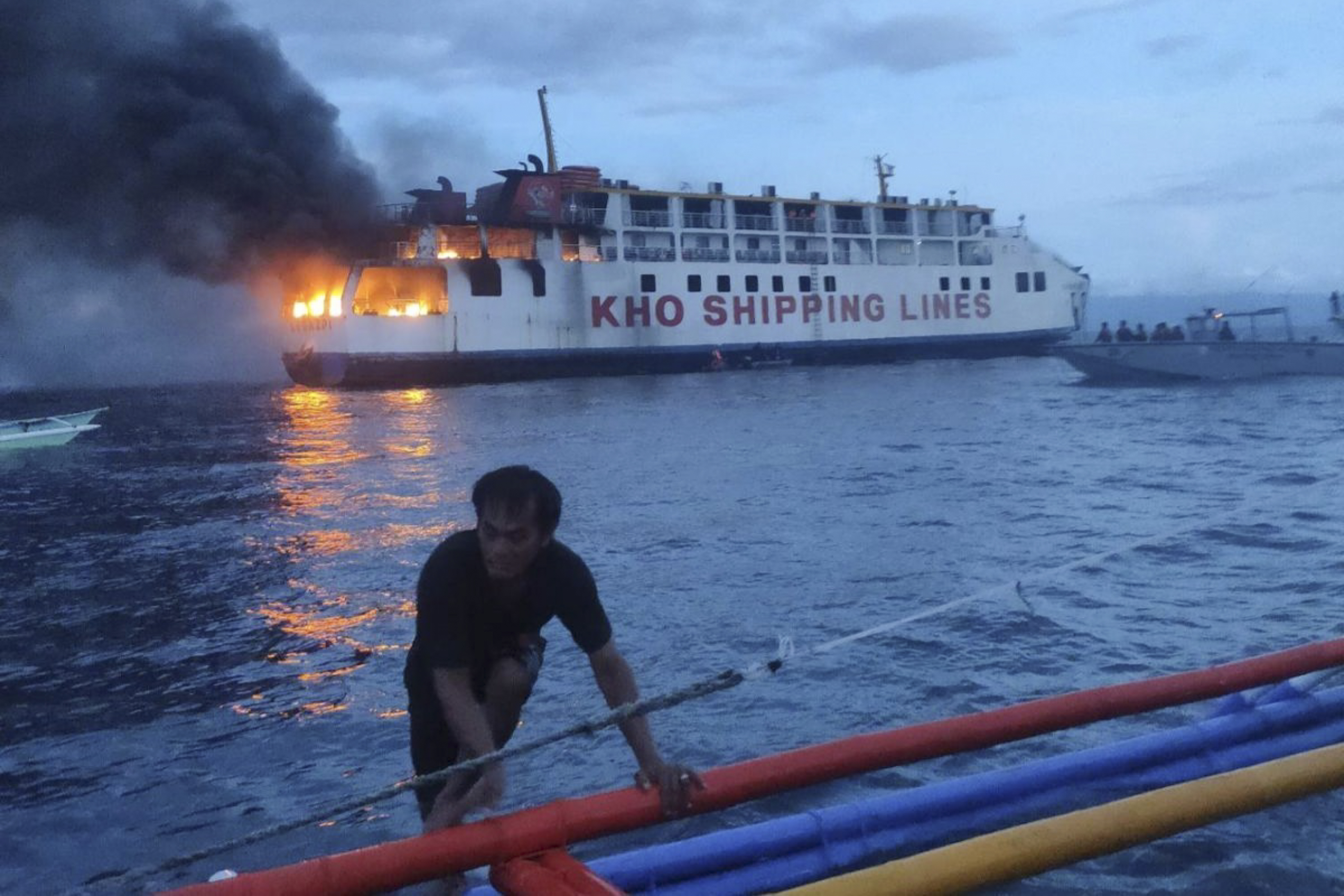 Trageti filipinas me 120 udhëtarë përfshihet nga zjarri