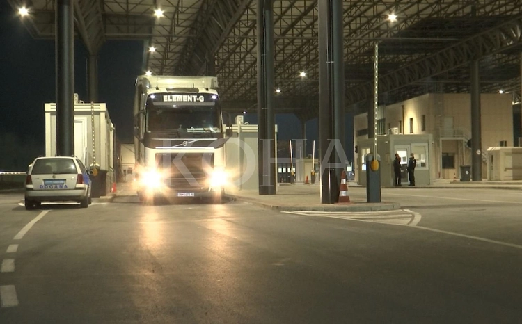 Serbët bllokojnë rrugët, pamundësohet kalimi i autobusëve dhe kamionëve nga Kosova në Serbi