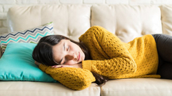 Studimi: Gjumi i shkurtër gjatë ditës mund ta mbajë trurin të shëndetshëm përkundër plakjes