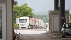 Serbia i mban të mbyllura rrugët për kamionët dhe autobusët nga Kosova