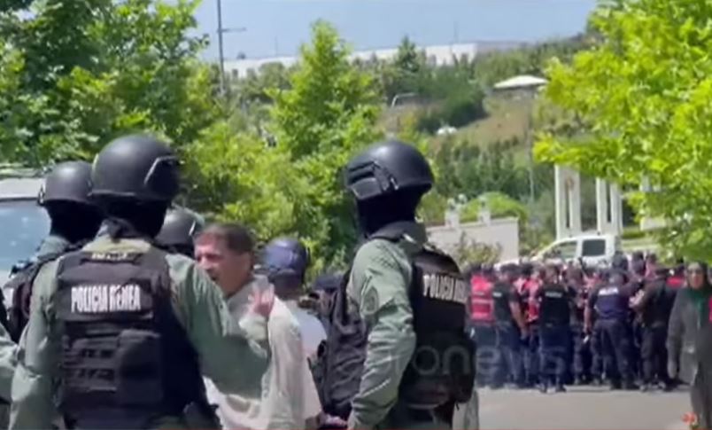 Aksion policor mbi kampin e muxhahedinëve në Shqipëri, vdes një person