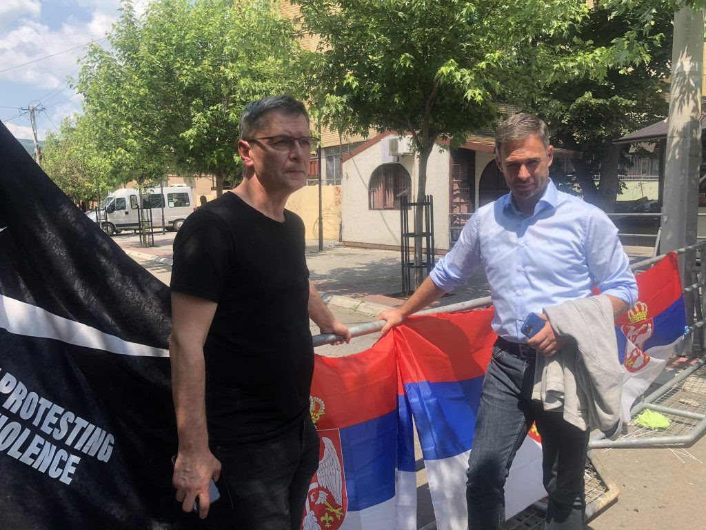 Shkuarja e opozitarëve serbë në Zveçan ngjall tensione mes protestuesve
