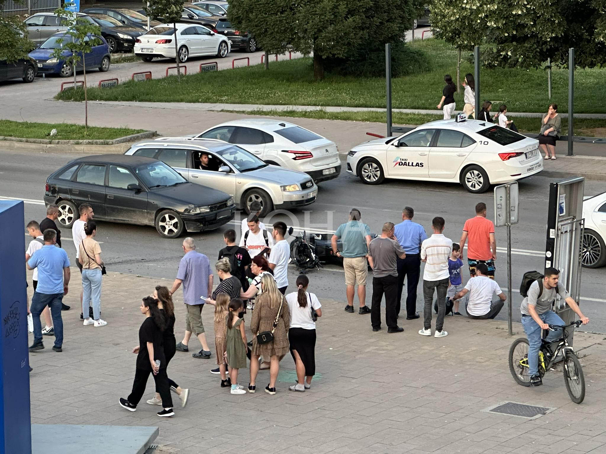 Aksidentohet një veturë dhe një motoçikletë te “New Borni”