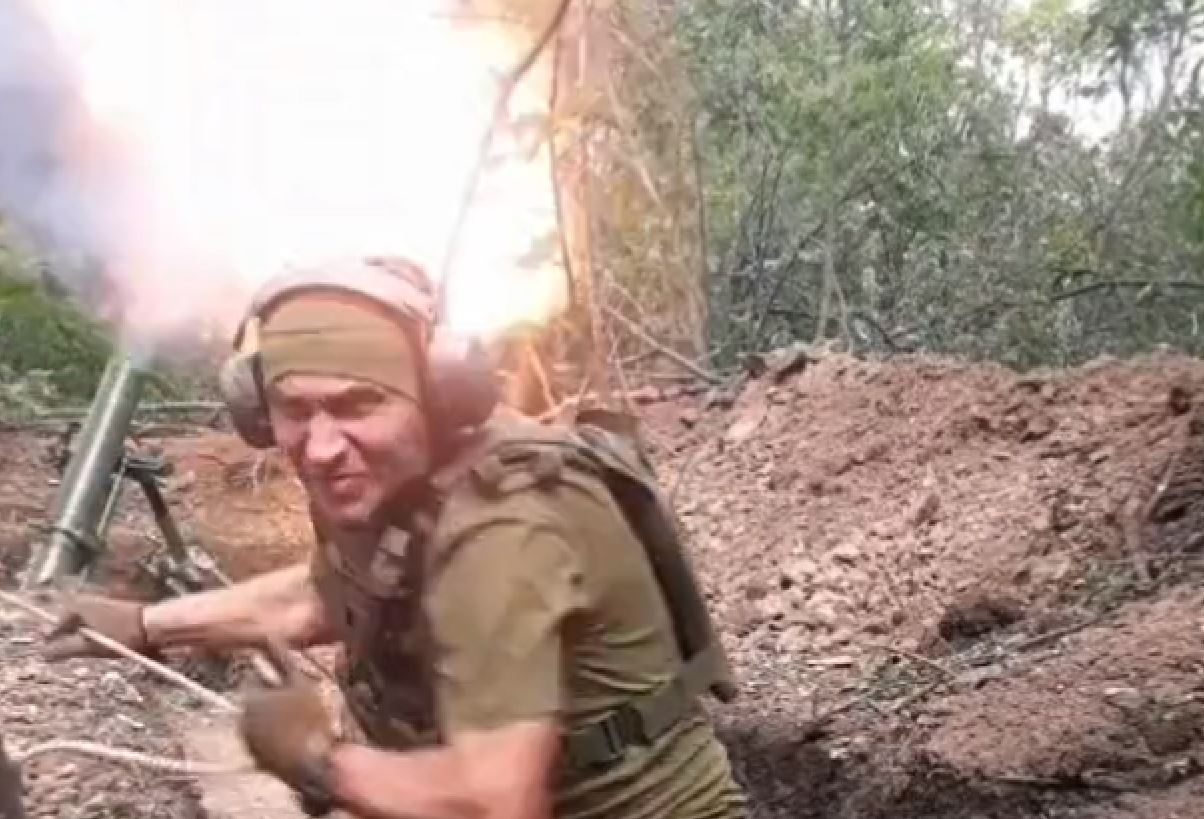 Sulme brenda llogoreve, si po i qëllon Ukraina rusët me predha