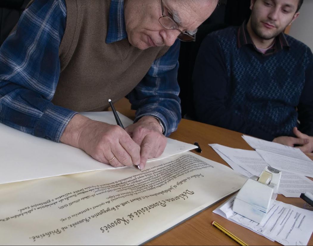 Shyqri Nimani duke e përfunduar kaligrafimin e “Deklaratës së Pavarësisë”