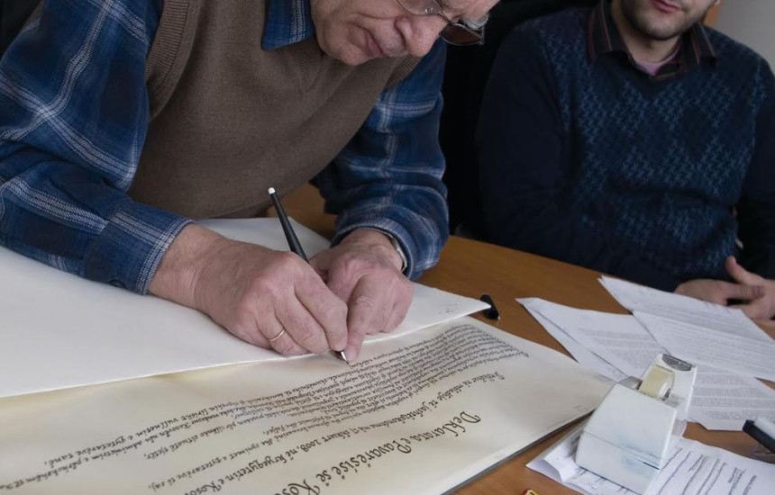 Shyqri Nimani duke e përfunduar kaligrafimin e “Deklaratës së Pavarësisë”
