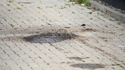Dëmtohen dy automjete zyrtare në oborrin e objektit të Komunës, sulmi me granata dore dënohet nga institucionet