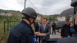 Kurti vizitoi veriun, iu dërgoi ëmbëlsira policëve