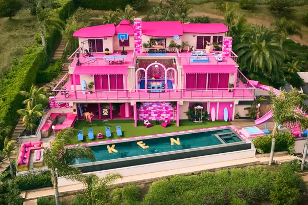 “DreamHouse” e Barbiet në dispozicion për ta marrë me qira në Airbnb përpara lansimit të filmit