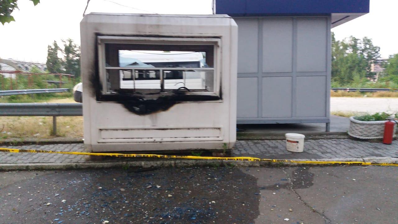 Sulmohet një pikë e Policisë te “Tre rrokaqiejt” në veri të Mitrovicës