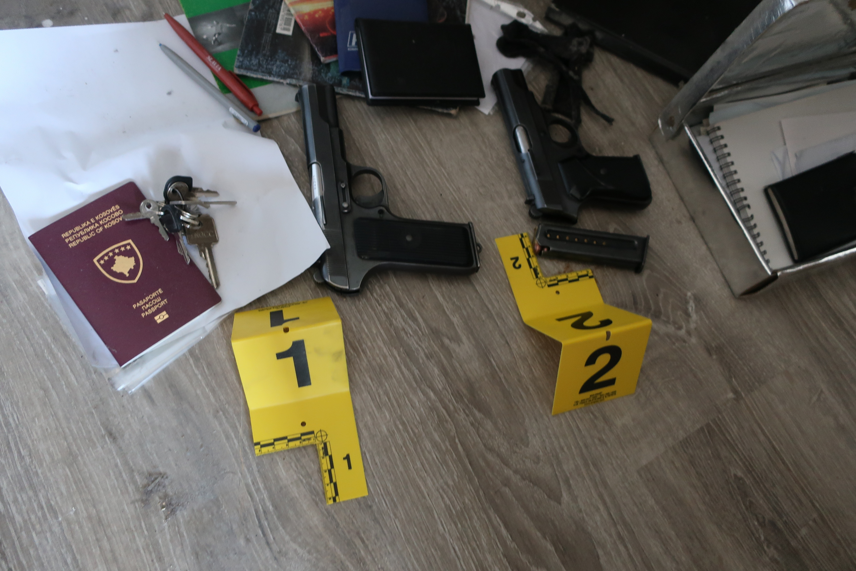 Policia kontrollon shtëpinë e një të dyshuari, gjen armë të ndryshme