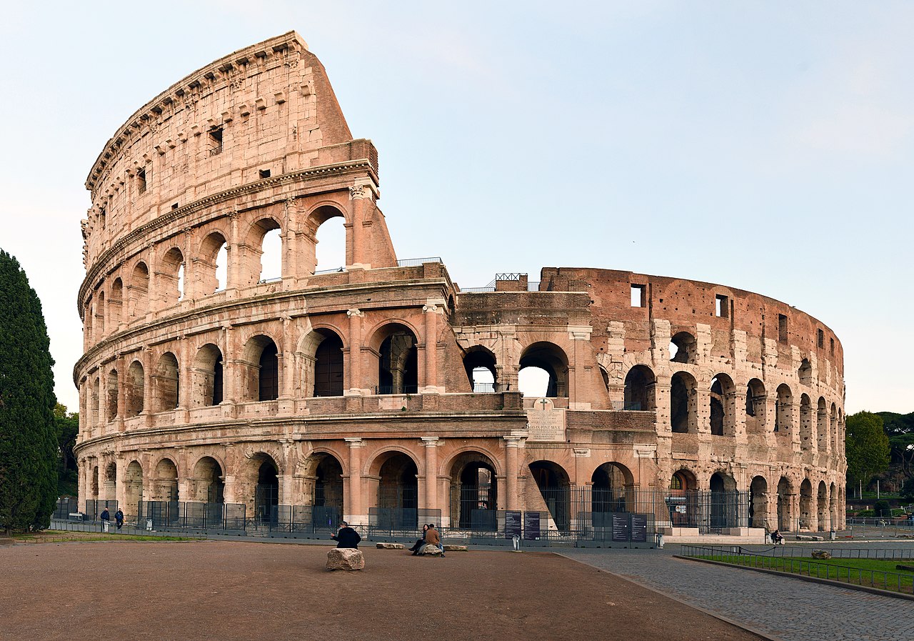 Italia kërkon turistin që gdhendi emrin në Koloseum