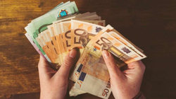 U arrestua për dhunë në familje, “arsimtarit bujk” në Drenas i gjenden 19.000 euro pa dëshmi