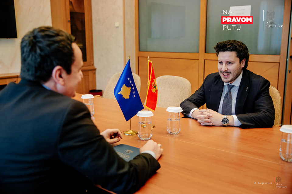 Abazoviq takohet me Kurtin, ofron mbështetje për zgjidhje të përhershme në rajon