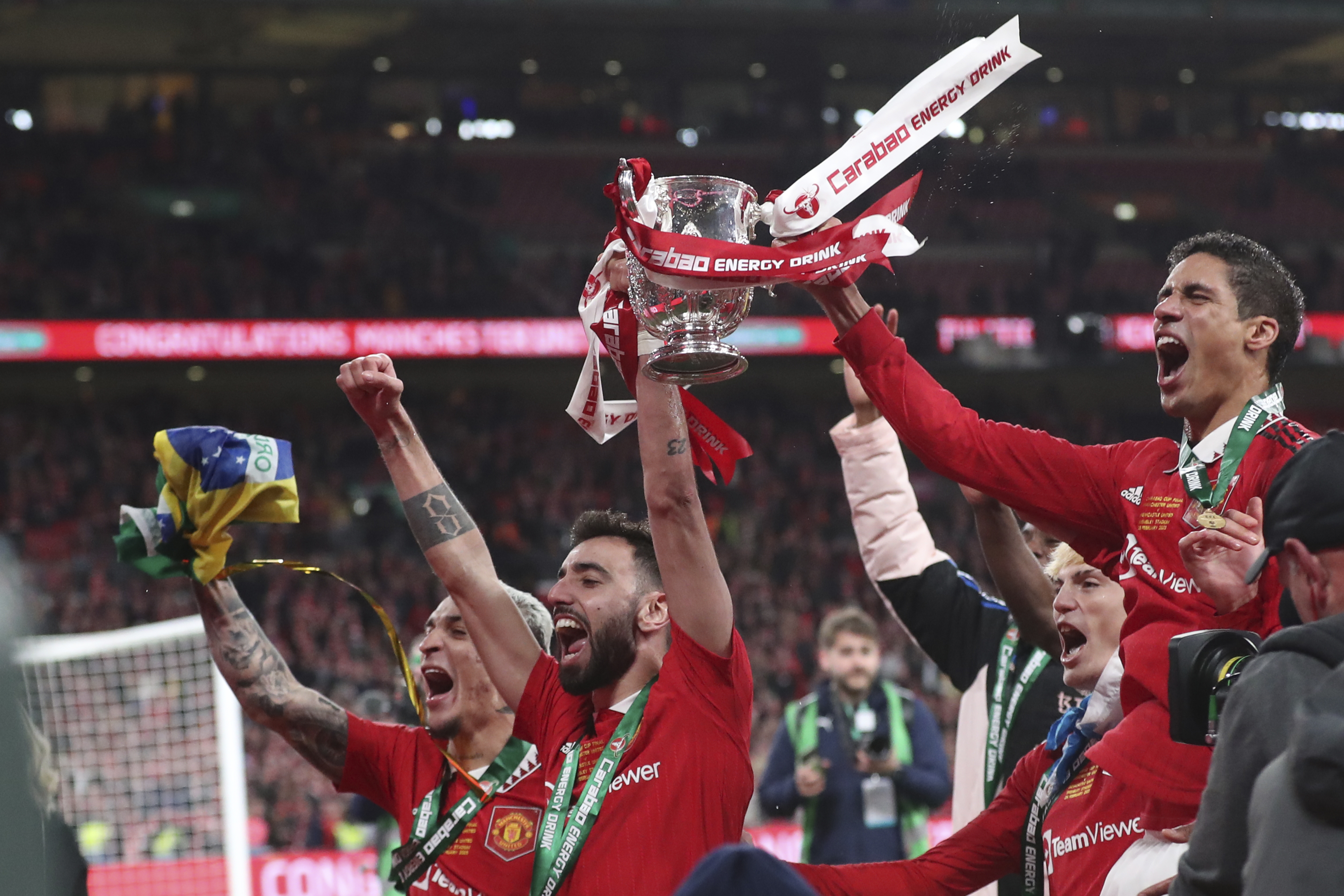 Pronarët e Manchesterit ndërrojnë mendjen, shtyjnë shitjen e klubit të madh anglez