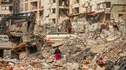 Mbeturinat nga tërmeti në Turqi sa sipërfaqja e qytetit të Barcelonës