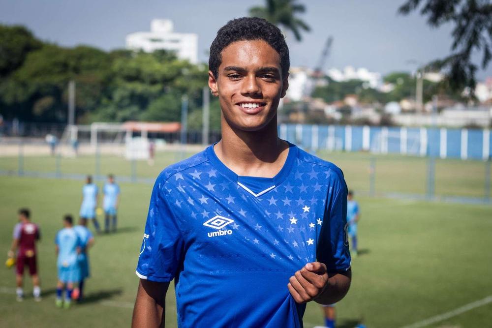 Djali i Ronaldinhos nënshkruan kontratë me Barçën