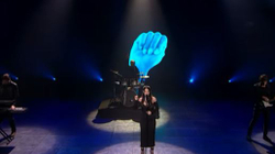 Këngëtarja serbe intrigon publikun duke bërë një shenjë me dorë, mesazh i fuqishëm prapa