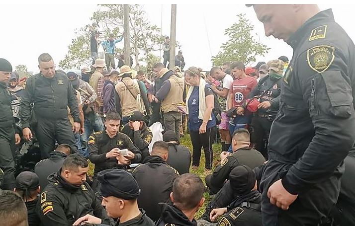 Afro 80 policë merren peng gjatë një proteste në Kolumbi