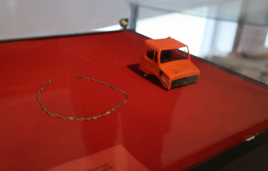 Pjesa e padjegur e kamionetës lodër e Blerim Jasharit dhe zinxhiri i Vahide Jasharit