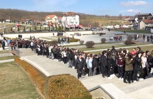 Mijëra qytetarë vizitojnë Prekazin, nderojnë sakrificën e familjes Jashari